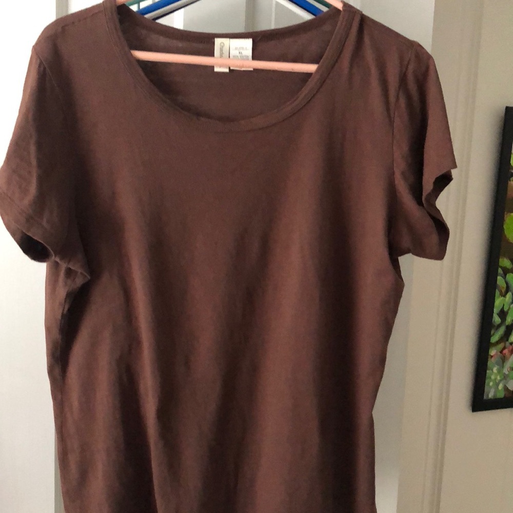 Scoop neck.